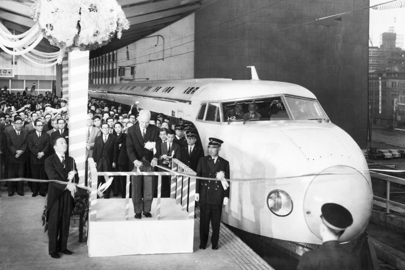 tàu shinkansen đầu tiên tàu shinkansen đầu tiên